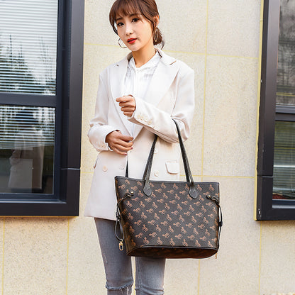 Dollcini Mintás Női Műbőr Tote Táska – Lovas Motívummal, Fehér